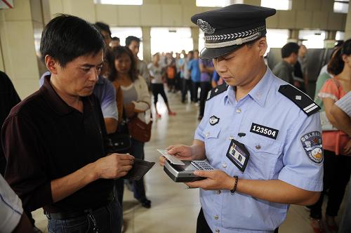 火车站民警使用神思SS628-500B手持身份证阅读器核验身份